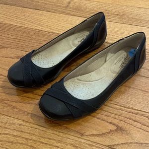 Life stride women’s black flats